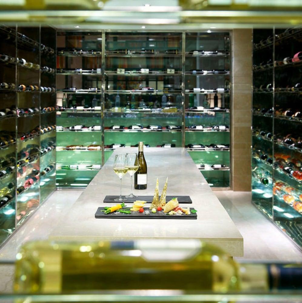 Vivanta Surajkund, NCR Faridabad Buitenkant foto Wine cellar at the Mandarin Oriental, Hong Kong