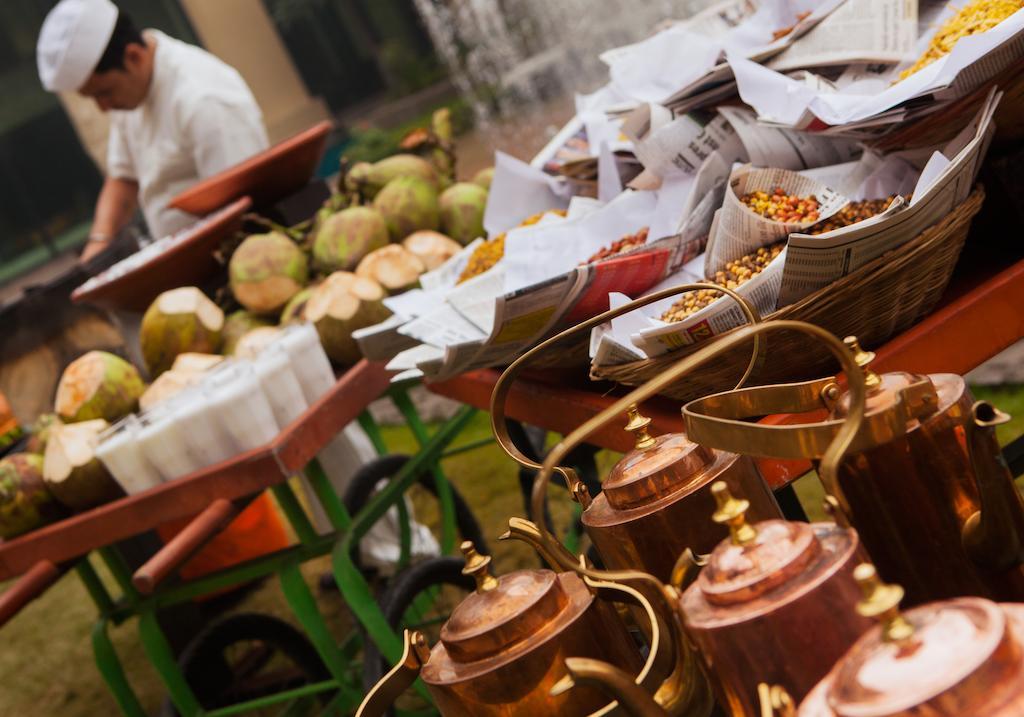 Vivanta Surajkund, NCR Faridabad Buitenkant foto Indian street vendor selling masala chai