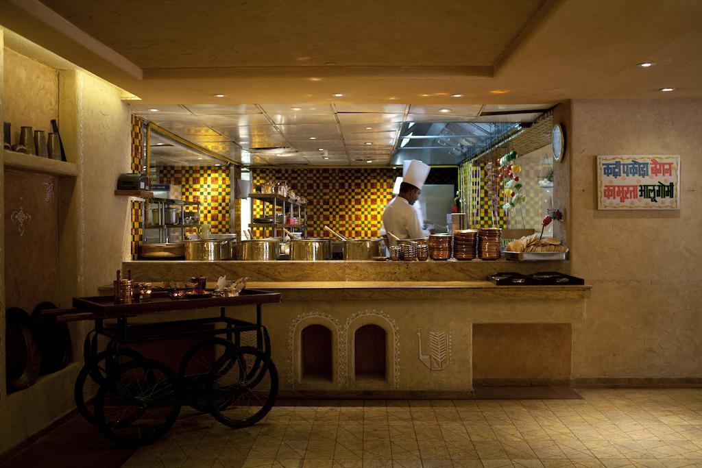 Vivanta Surajkund, NCR Faridabad Buitenkant foto The open kitchen at the restaurant